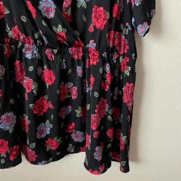 Torrid Rose Floral Blouse Plus Size 4X Black Red Surplice Babydoll Short Sleeve - Picture 6 of 10